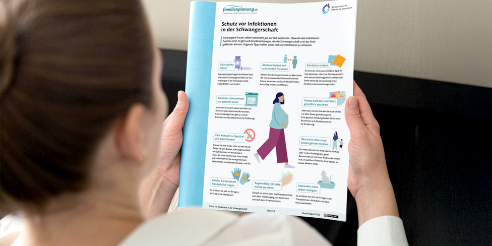 (Quelle: Nana_studio - stock.adobe.com) Frau liest Merkbaltt Infektionen in der Schwangerschaft