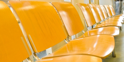 Behördengänge nach Geburt (Quelle: iStockphoto) Stuhlreihe in einer Wartehalle