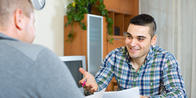 Checkliste: Sorgerecht und Unterhalt (Quelle: Thinkstock) Zwei Männer im Gespräch